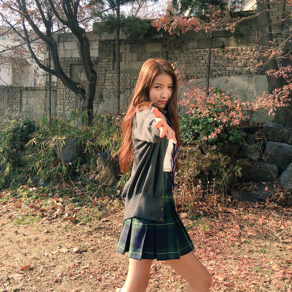 Tsuki_gfriend06's tweet photo. もしソウォンオンニが誘拐犯でも、こんな綺麗な人に手を伸ばされたら誰でもついて行っちゃうでしょ‥
私は明日が修学旅行でもない限りついて行きますね👍
※ソウォンオンニは誘拐犯ではありません
#gfriend #GFIREND https://t.co/cMJHHTUFPg
