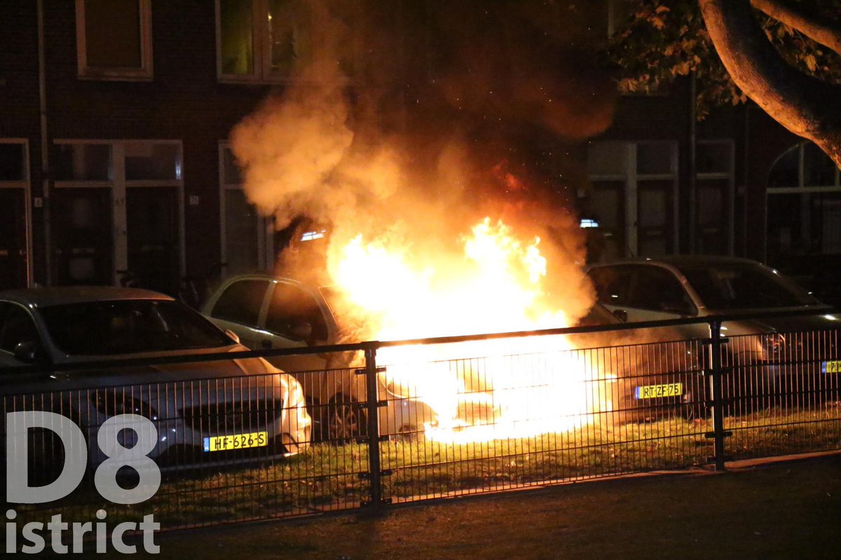 RedactieD8's tweet photo. Aan de #Simonsstraat in #Delft zijn vannacht twee auto’s in vlammen opgegaan. Ondanks de snelle inzet van de brandweer raakten beide auto’s zwaar beschadigd. Een berger zal ter plaatse komen om de voertuigen af te slepen. https://t.co/k9sMbJfLLz