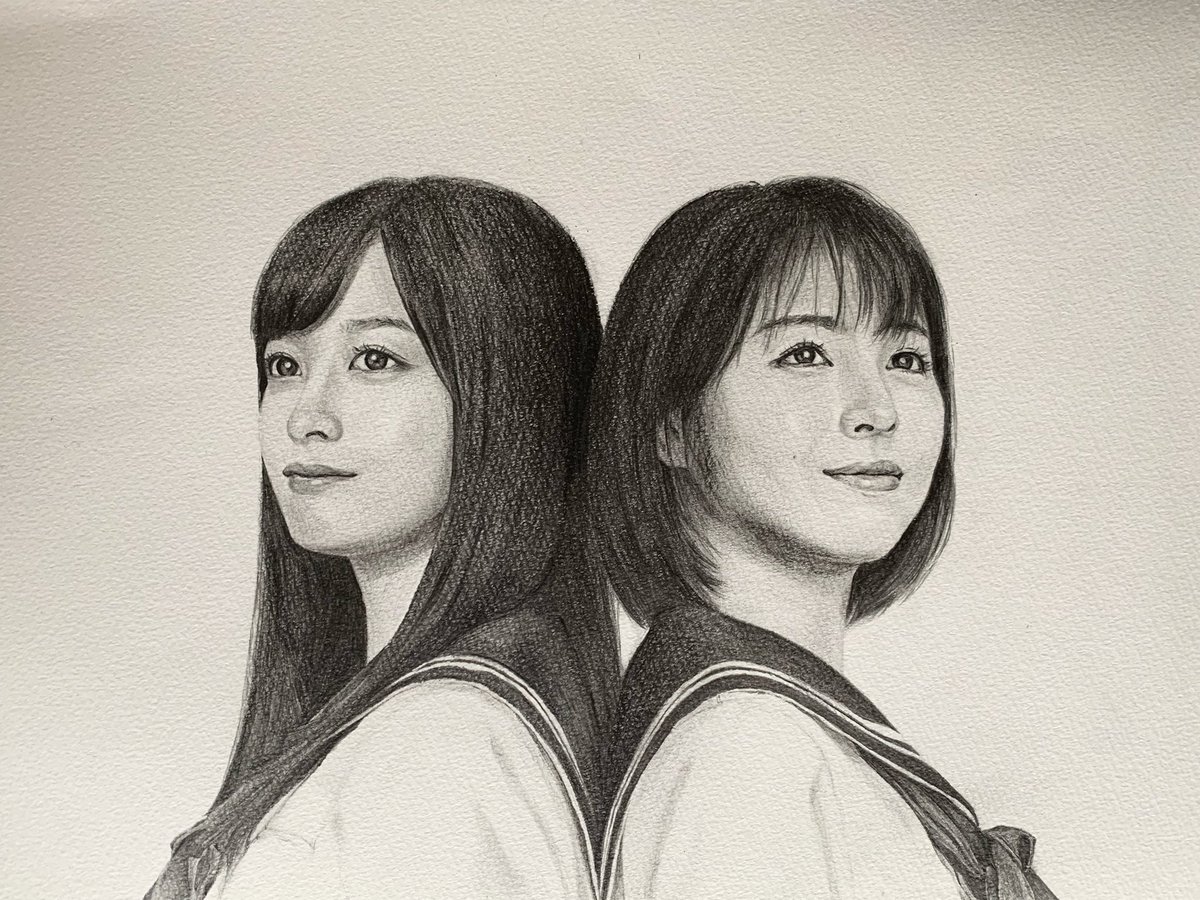 Fmacco 鉛筆画完成 Docomocmの橋本環奈さんと浜辺美波さん 表面ザラザラの画用紙に描いてしまい 鉛筆 が乗らず髪の毛描き込むことができなかったです 黒い部分が鉛筆が反射して上手く撮影出来ませんでしたe でも頑張った Illustration