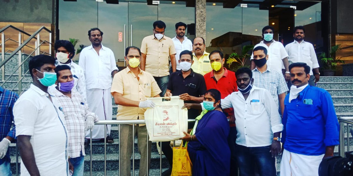 திருவண்ணாமலை மாவட்ட
சியான் விக்ரம் &amp; த்ருவ் விக்ரம் ரசிக நற்பணி மன்றம் சார்பாக
பொதுமக்களுக்கு நிவாரண உதவிகள் வழங்கப்பட்டது 

#ChiyaanVikram
#DhruvVikram 

<a href="/sooriaruna/">Suryanarayanan M</a> <a href="/proyuvraaj/">Yuvraaj</a>