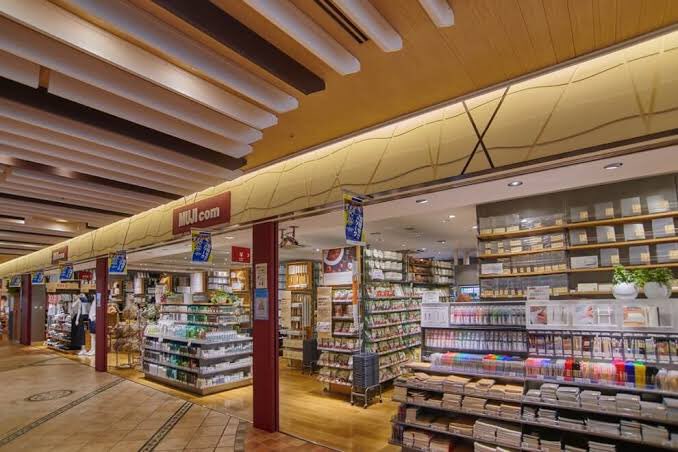 Mitaka No Morino 5月21日 木 1日1sc日記 ペリエ西船橋 千葉県 旧dila西船橋 大船同様 改札内は乗り換えついでにちょうどいい 惣菜やスイーツ 書籍 カフェなどを配置 改札外は ワイズマートや 日高屋 パン屋さんなどが集積されている 中外でふたつ