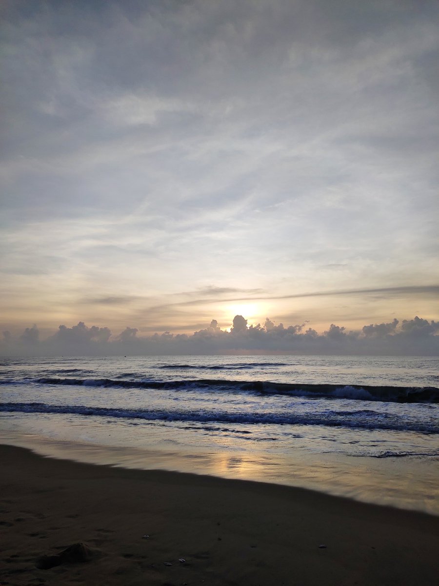 jogakhichudi's tweet photo. Yesterday was shutdown day in the long run of #JogaInLockdown
I slept in the afternoon, then slept super early... Basically it was my body shutting down with cumulative exhaustion.
Anyway good news, got up early with the sunrise, followed by cat-tea ๐คช๐ https://t.co/mbHlZzf9ck