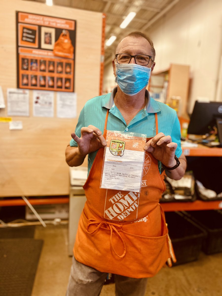 nikolQuiroz4412's tweet photo. First Homer Award🙌🏼for Andy one of my newer D31 associates ..he  has jumped right into his role and has kept up through all this covid craziness!! Always has a smile no matter how crazy the desk is! #4412reddirtdevils #d31 #firsthomeraward https://t.co/rsfsZdpEk8