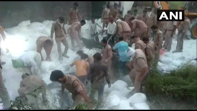 ndtv's tweet photo. 21 migrant labourers dead, several got injured after the truck they were travelling in, collided with another in UP's Auraiya. The injured have been shifted to hospital. (ANI) https://t.co/C1agmo7zKw