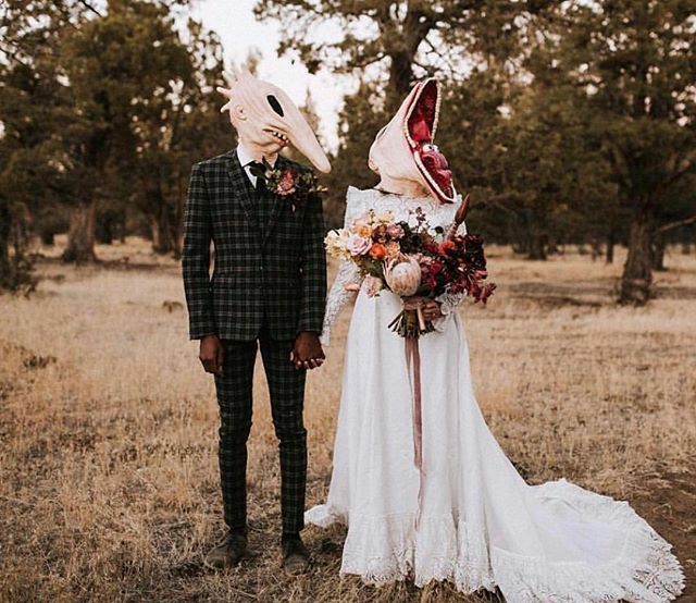 glitterrbatt's tweet image. Beetlejuice themed wedding