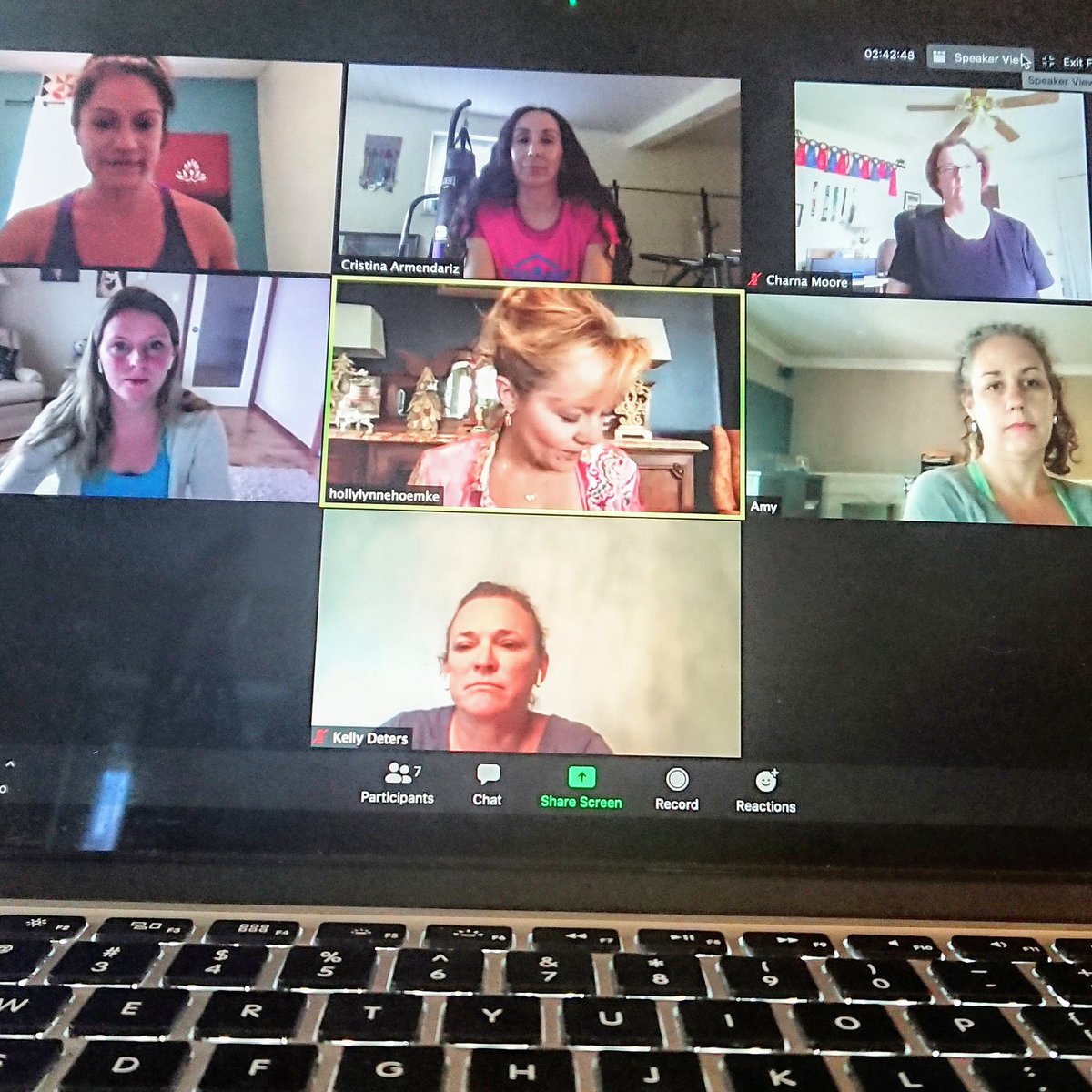 flakushis's tweet image. #Yoga is a journey, rather than a destination.
#YogaDuringLockDown #eagleswithoutborders