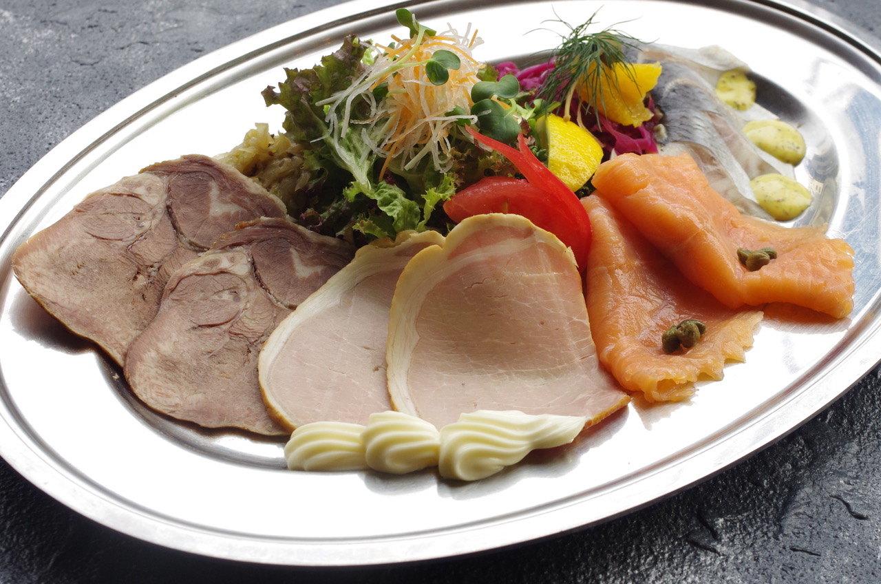 Luncheon Beer1909 神保町ランチョン 本日 土曜日 5月16日 営業いたします こちらは2 3名様向けのオードブル 塩タン ロースハム スモークサーモン ニシンのマリネ ポテサラ ザワークラウト 生野菜で ビールが進むこと Luncheon Beer1909 神保町ランチョン 本日 土曜日 5月16日 営業いたします こちらは2 3名様向けのオードブル 塩タン ロースハム スモークサーモン ニシンのマリネ ポテサラ ザワークラウト 生野菜で ビールが進むこと
