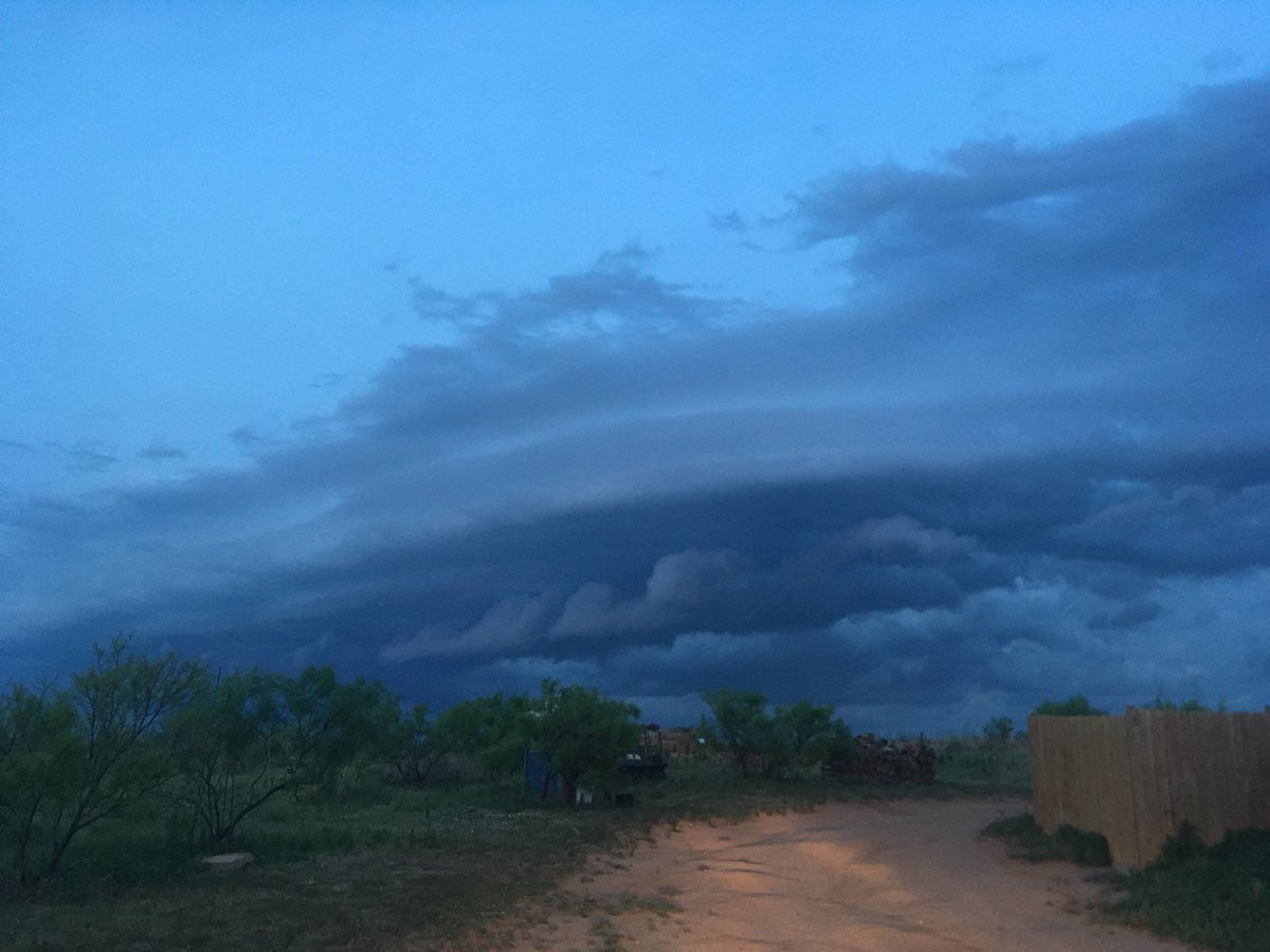 spankybrain's tweet photo. Interesting #clouds #mothership #ValleDeOro #phwx #phsky https://t.co/qEhJein7Fd