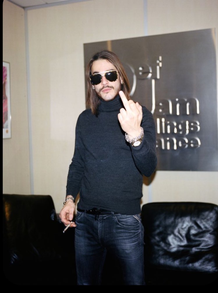 rapextract's tweet image. « J’dis qu’un gosse avec un AK-47
C’est plus dangereux qu’le feu d’la pègre en Italie »