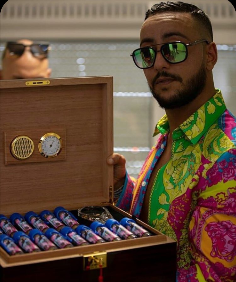 rapextract's tweet image. « La nuit dans la Porsche, j'en ai plein les poches
Mais j'suis pas heureux »