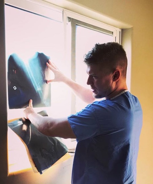 RodeTrips's tweet image. From protecting the blue line as captain of the Cole Harbour Major Midget McCains (now @CHWolfPack) to &quot;fixing bones&quot; in Chicago, check out Dr. Daryl Dillman&apos;s remarkable story in episode 7! #RodeTrips @__LegenDaryl 

podcasts.apple.com/ca/podcast/rod…