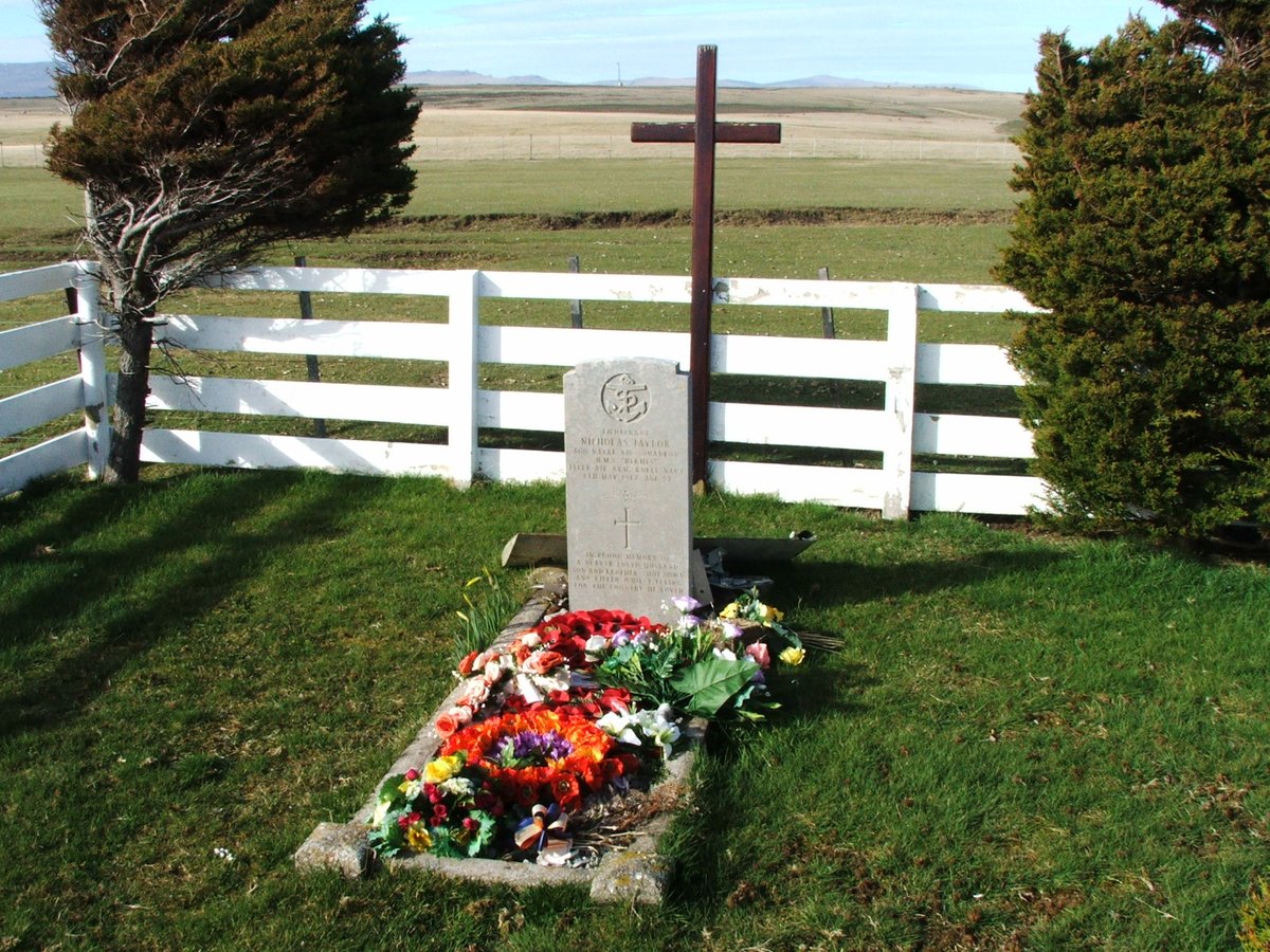 FareBrian's tweet photo. Lieutenant Nick Taylor, of #800NAS #HMSHermes the pilot of Sea Harrier XZ450 who was shot down by Argentine anti-airgraft guns on 4 May 1982. Argentine forces buried him with military honours close to where he crashed near Goose Green #FalklandWar #wewillrememberthem https://t.co/SMofO6uPxU