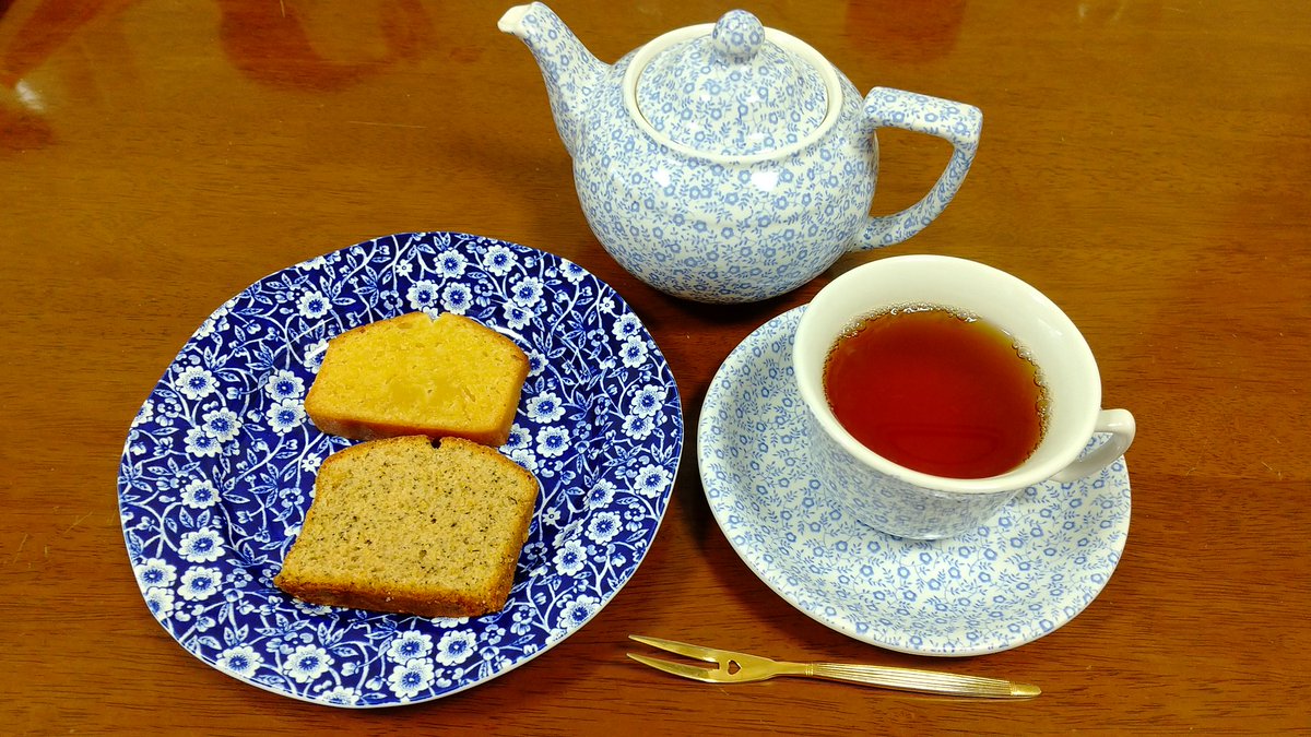 みえぴょん On Twitter 午後お茶 タイフーティー ゴールド 自作の 昨日焼いて冷凍 解凍したチャイのケーキと 一週間前に焼いて冷凍していたガトーミエルと供に 食べ比べでしたがチャイのケーキが1日寝かせただけでこんなに美味しくなるとは ガトーミエルは