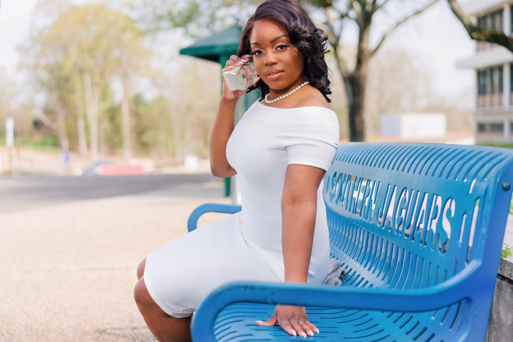 UziCourt's tweet photo. I’m so proud to say I am officially a Southern University Alumna✨💙💛! I am graduating with FULL HONORS, a 3.6 GPA, and a job offer from IBM in Texas.
I wish much success to my fellow graduates. WE FINALLY MADE IT🎓💸 #classof2020🎓 #SU2020 #BetaPsi #24Klub #ttallain https://t.co/vhz4a47rzb