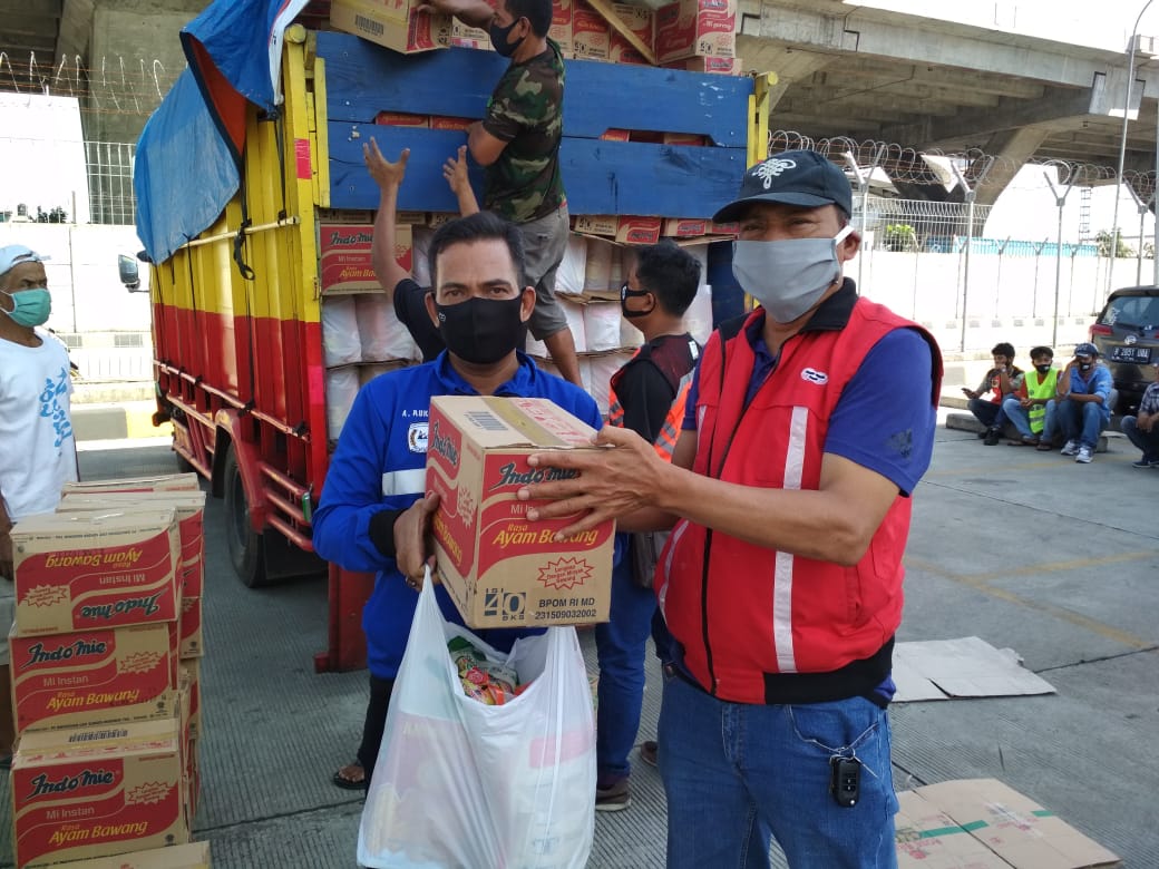 JICTIndonesia's tweet photo. JICT kembali menyerahkan bantuan sebanyak 780 sembako kpd para Buruh TKBM yang bekerja di area Terminal JICT. Bantuan sembako ini diserahkan oleh Ibu Tri Widianingsih selaku Manager Budget Resources Planning and Control yang diterima oleh perwakilan Buruh #TKBM #jict #csrjict https://t.co/favRyKROm8