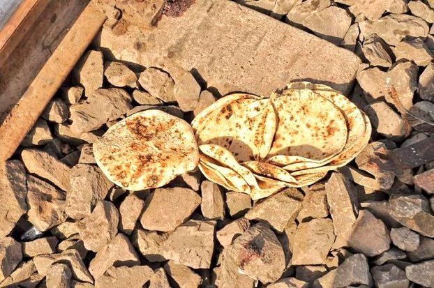 VishalVerma_9's tweet image. These visuals make heart break in pieces &amp;amp; bow head in shame.
Voice less poor labours who have built India with their blood &amp;amp; sweat are suffering the most!
Done mocking Rahul Gandhi to &quot;look cool&quot;?
Now rise up and ask questions to Government in Aatmanirbhar denial mode!
#Auraiya