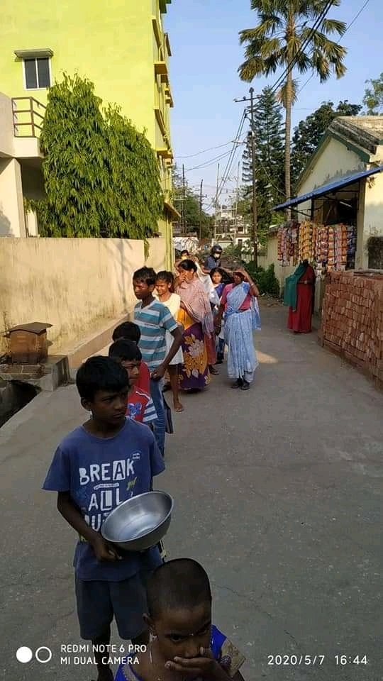 IYFIndia's tweet photo. #Drive43! Delivering Smiles! No Empty Stomach!
The fight against hunger during COVID-19
Lockdown Phase 3 was carried forward by our
#CoronaWarriors,along with Smt.Mahua Maji,
Ex-Chairman,Women Commission.
Distristribution of Ration
Kit,Food Packets and Khichdi
#IndiaFightsCorona https://t.co/wOP1Zusof5