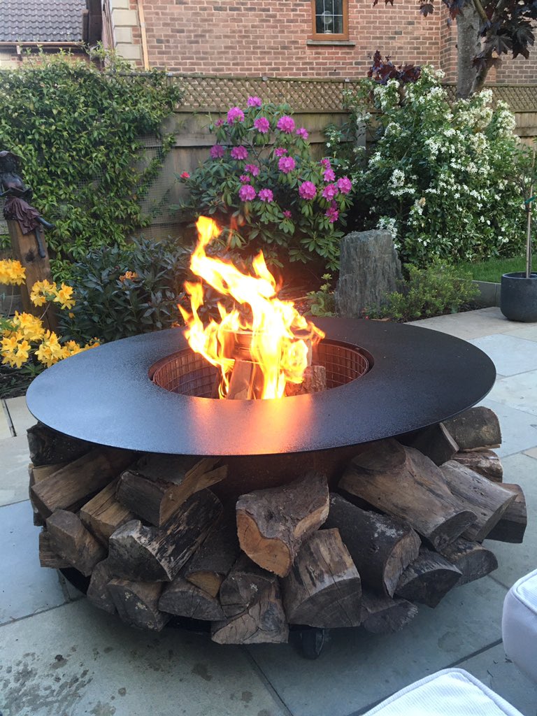 Perfect day for a bbq then as it cools down this evening light the fire pit🔥#bbqseason #flickeringflames <a href="/LogFirepit/">Deluxe Log Fire Pit</a>