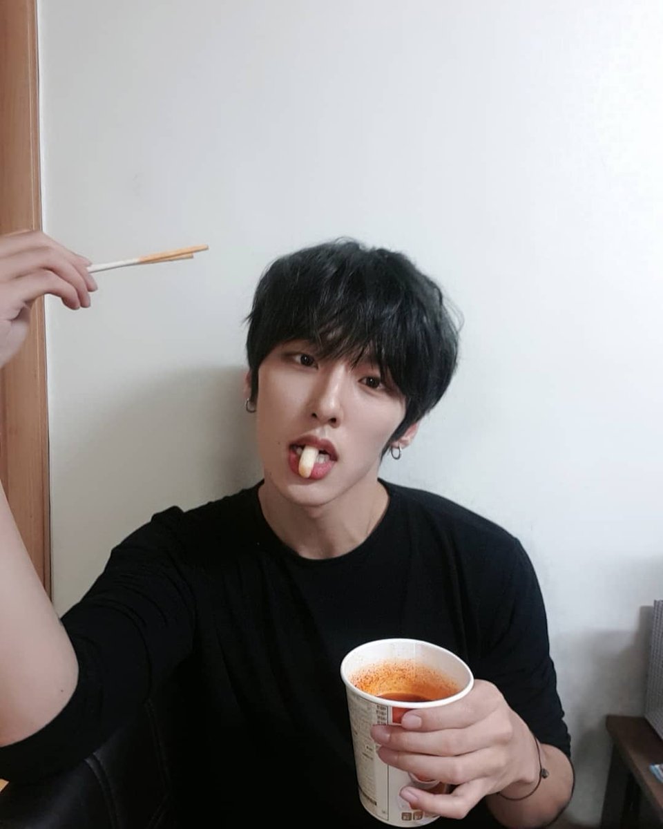 BoysInGroove_Fr's tweet photo. [INSTA] 200516
[#Gunmin]
.
Samedi
Au déjeuner
Snack
De tteokbokki

#JeDeviens #DePlusEnPlus #Habitué #AuTteokbokki #RestezChezVous

-

Saturday
Snack
For lunch
Is Tteokbokki
#ImBecoming #MoreAndMore #Used #ToTteokbokki #StayHome https://t.co/NbXNO0676t