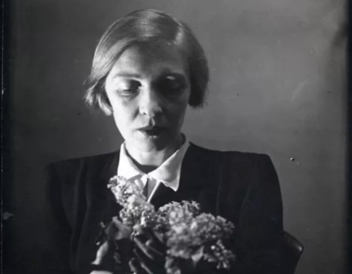 А в доме, где жила я много лет,
откуда я ушла зимой блокадной,
по вечерам опять в окошках свет.
Он розоватый, праздничный, нарядный...

110 лет назад родилась Ольга Берггольц, стихотворения и голос которой неразрывно связаны с Ленинградом.

rg.ru/2010/04/21/ber…⬇️