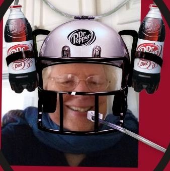 DrPepperHakase's tweet photo. ちなみに1つ前にツイートした動画のお医者様がかぶってるのは、ドリンキングヘルメット(Drinking Helmet)といって、手を使わずにドクターペッパーが飲める優れものです。普通にネットで購入可能ですので、是非ご利用ください。
(Tobe Hooper監督もご愛用の品です) https://t.co/y2fovJH6GN