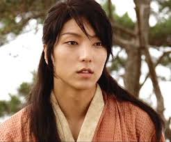 making fun of the King. This of course gets them into trouble and arrested, however they are given another chance: if they can make the King laugh. In the end not only does the King become especially impressed, he also fascinated with Gong-gil’s presence.  #TheKingAndTheClown