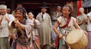 making fun of the King. This of course gets them into trouble and arrested, however they are given another chance: if they can make the King laugh. In the end not only does the King become especially impressed, he also fascinated with Gong-gil’s presence. #TheKingAndTheClown