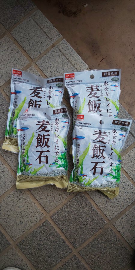 ダイソーの麦飯石はメダカの水槽やアクアリウムに人気 麦飯石パウダーは美容効果も 洗顔はドラッグストアで買える 口コミは お風呂での使い方も紹介 わみトピ