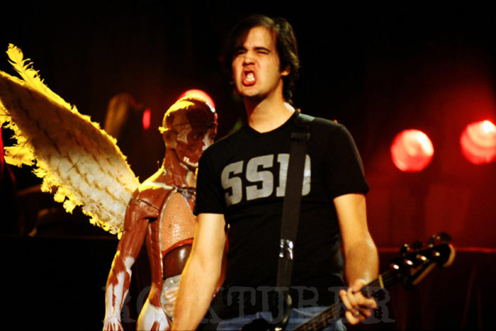 No sigan una maldita tendencia. Sigan a su corazón ~
Krist Novoselic ( .
.
Happy fucking birthday, Kris!  
