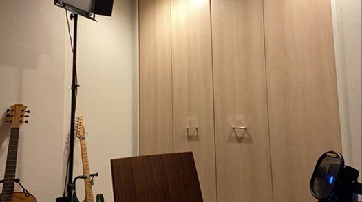 kamasu_jp's tweet photo. 完全に実用的なZoom仮想背景の使い方気づいてしまいましたぞ

①部屋を片付けて写真撮っておく
②部屋が汚い時の通話でも
③キレイにしてるように見える https://t.co/1aoHM0YJOT