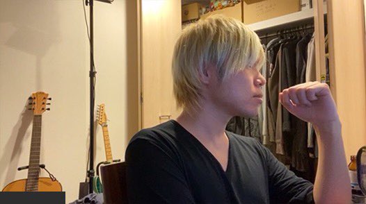 kamasu_jp's tweet photo. 完全に実用的なZoom仮想背景の使い方気づいてしまいましたぞ

①部屋を片付けて写真撮っておく
②部屋が汚い時の通話でも
③キレイにしてるように見える https://t.co/1aoHM0YJOT