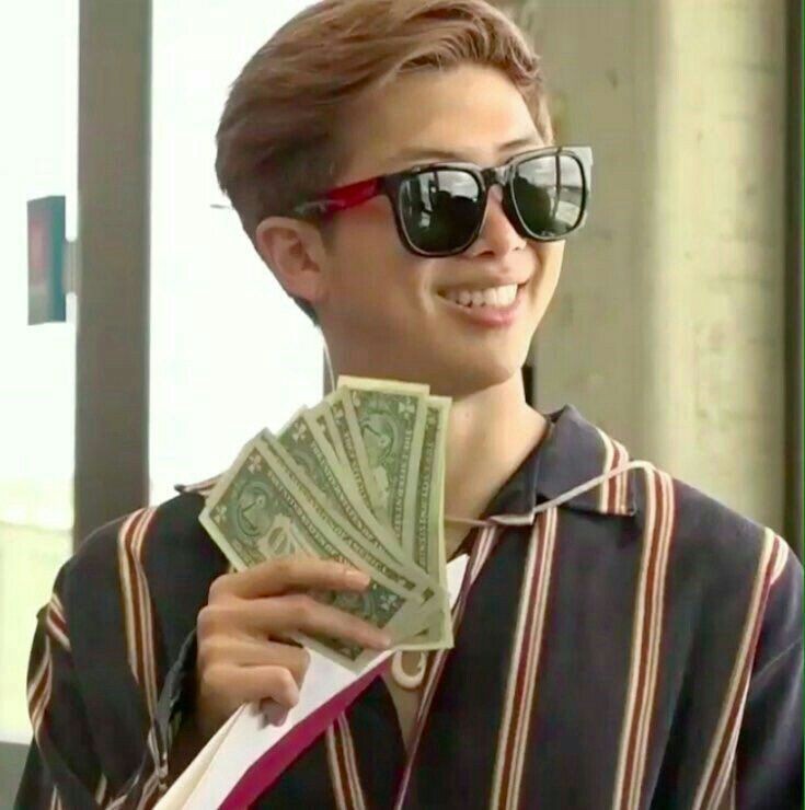 pOBOp_'s tweet photo. น้องคนนั้น: พี่ครับผมไม่มีตังค์กลับบ้านเลยอะครับ
Me:
#มีม #มีมbts #มีมkpop #มีมบังทัน https://t.co/mfjznwmQuu