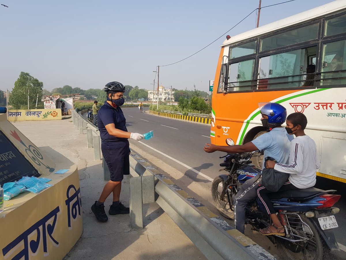 cawnporeriders's tweet photo. हमारी एक छोटी सी पहल, आवाज़ के साथ मास्क वितरण। स्वछता और दूरी का ख्याल रखते हुए। https://t.co/Qlb3PrqJSm