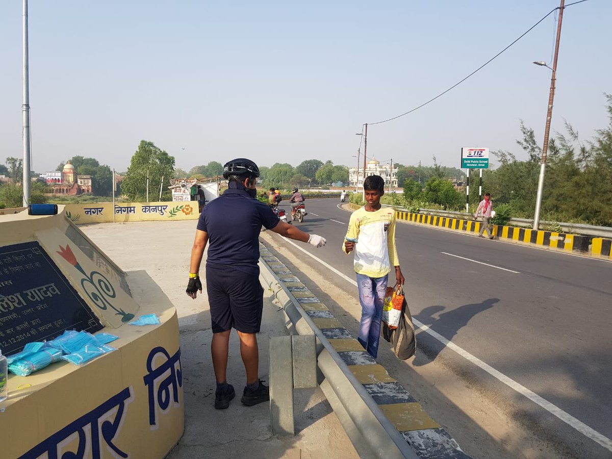 cawnporeriders's tweet photo. हमारी एक छोटी सी पहल, आवाज़ के साथ मास्क वितरण। स्वछता और दूरी का ख्याल रखते हुए। https://t.co/Qlb3PrqJSm