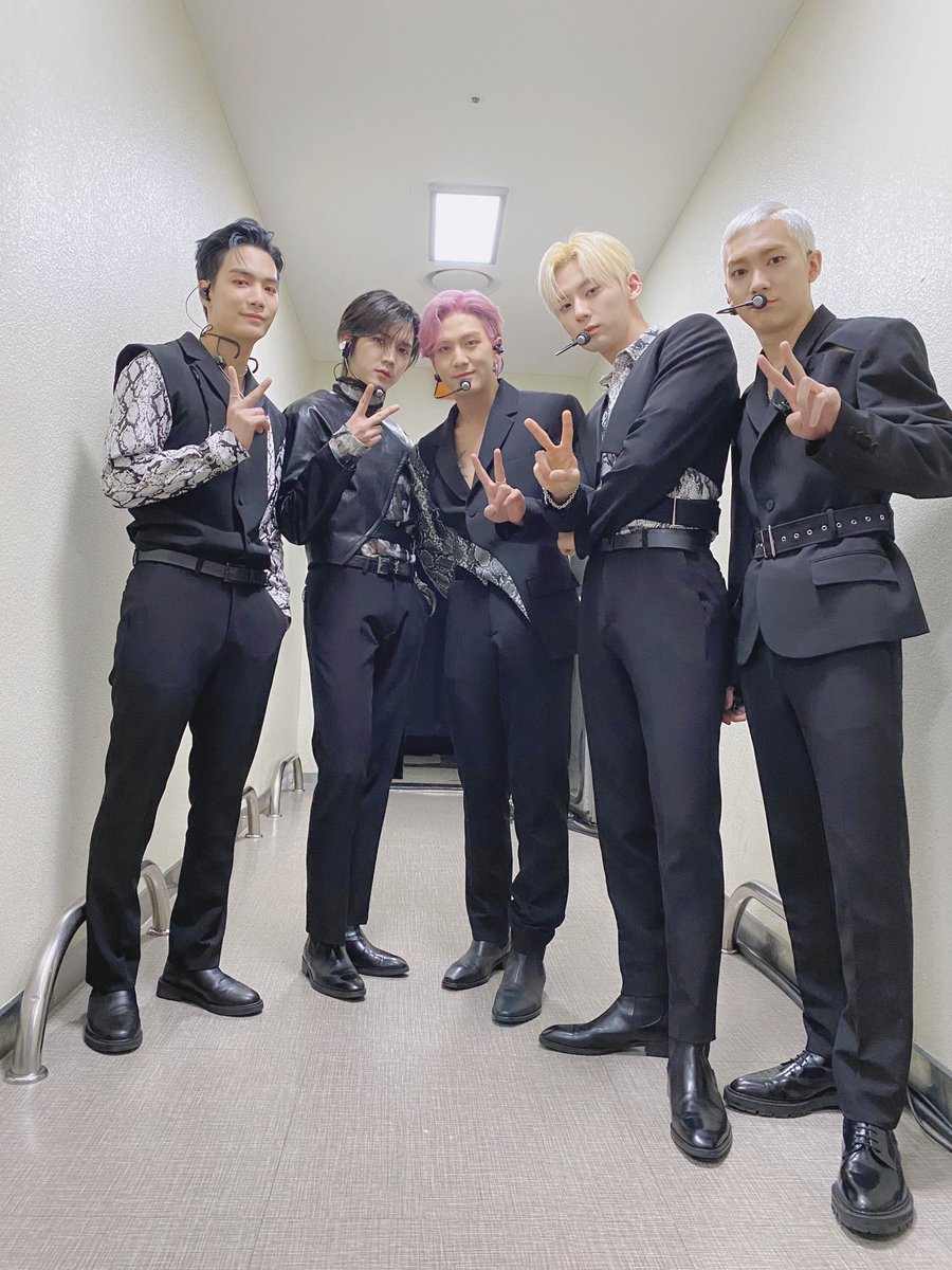 TONE_SEOUL's tweet photo. NU'EST(뉴이스트)
⠀
2020.05.15 - KBS 뮤직뱅크
타이틀곡 ‘I'm in Trouble’ 무대에서 착용한 의상은 톤(@TONE_SEOUL)에서 제작한 의상입니다.

#NUEST #뉴이스트 #Im_in_Trouble
#JR #아론 #백호 #민현 #렌
#무대의상 #의상제작 #가수의상제작 #아이돌의상 https://t.co/Ypiz6cfu2F