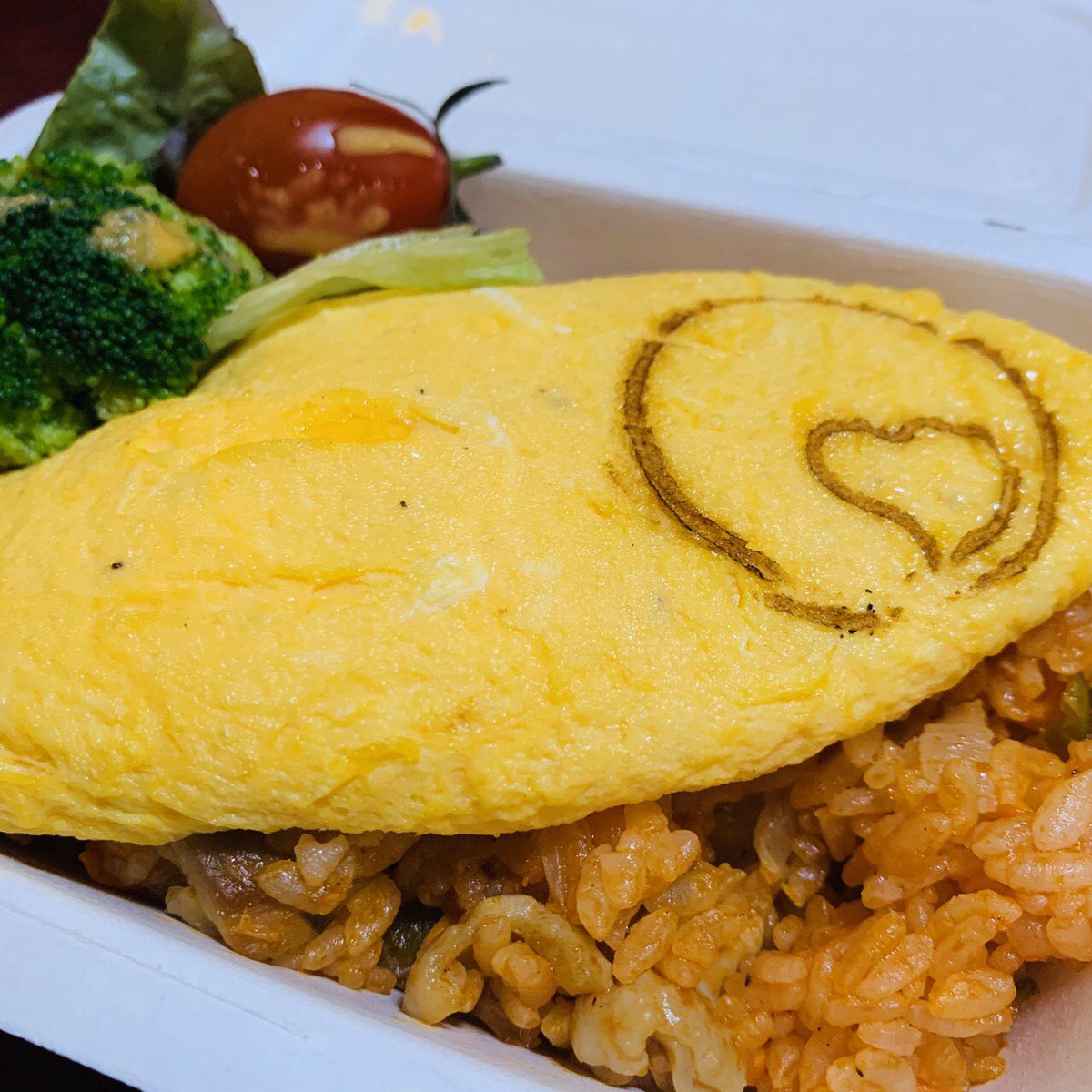 ha7_2buki's tweet photo. ハートさんの「とろとろオムライス」をお持ち帰り〜(^ ^)
たまごがとろとろで美味しくいただきましたぁ〜
オムライス久���に食べたよー(笑) https://t.co/FgSw4N2Wz3