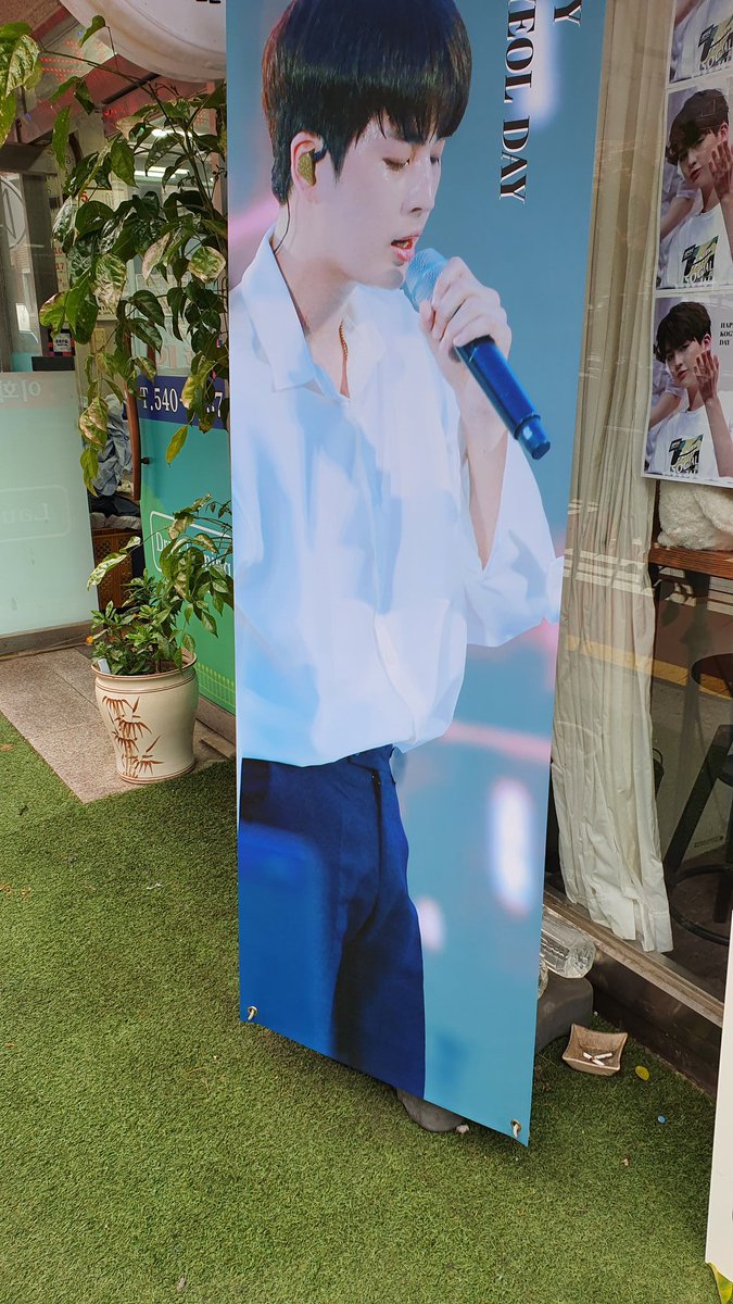 up10furi's tweet photo. @loveGYEOL  큰 인화사진이 진짜 이뻤던 리즈. 내가 좋아한 사진들 가득한곳. 항상 모두 결이 응원하는 마음이 보이는 곳이었어요. 감사하구 사랑합니다 #고결왕자님_탄생을_경하드리옵니다 #up10tion #고결 https://t.co/PGHSz1MVWx
