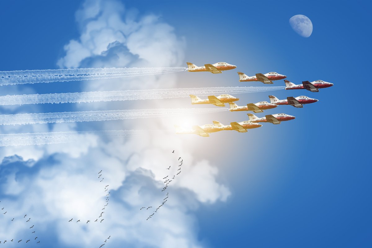 RobertAntoniuk's tweet photo. Wow I sure got lucky with the @CFSnowbirds flyby over #yeg. I mean with the snow cranes, the moon, and THE SUN!!! Cracker jack timing.
#rcaf
#OpInspiration
#yegphotograhper https://t.co/E08sDa6363