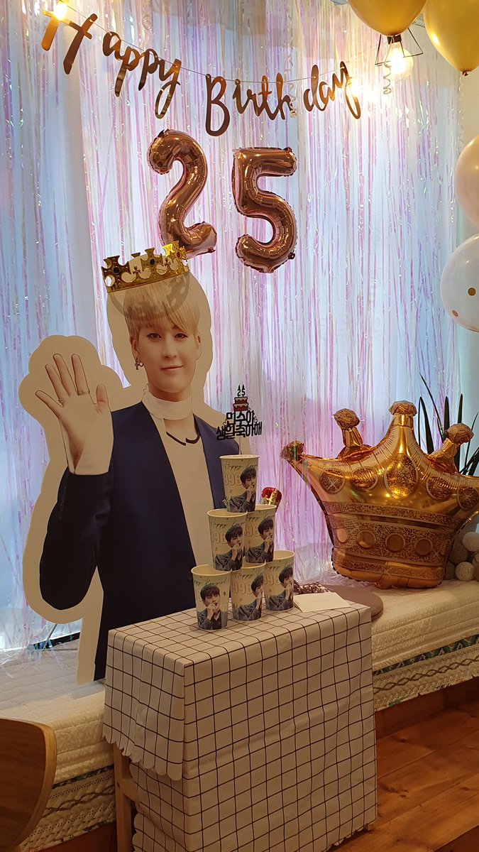 up10furi's tweet photo. @loveGYEOL  큰 인화사진이 진짜 이뻤던 리즈. 내가 좋아한 사진들 가득한곳. 항상 모두 결이 응원하는 마음이 보이는 곳이었어요. 감사하구 사랑합니다 #고결왕자님_탄생을_경하드리옵니다 #up10tion #고결 https://t.co/PGHSz1MVWx