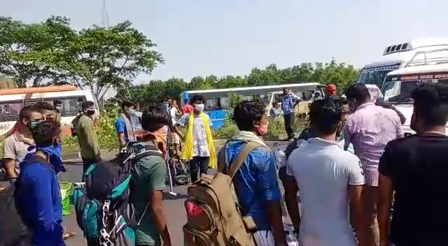 otvnews's tweet photo. 'No Quarantine Facility For Returnees'

Prabasi Odias, who had returned from Tamil Nadu yesterday, block NH-16 near Nalanga in #Bhadrak alleging lack of quarantine facilities; demand immediate arrangement of food &amp; accommodation #Odisha  #COVID19 https://t.co/s5dq7NPHlI