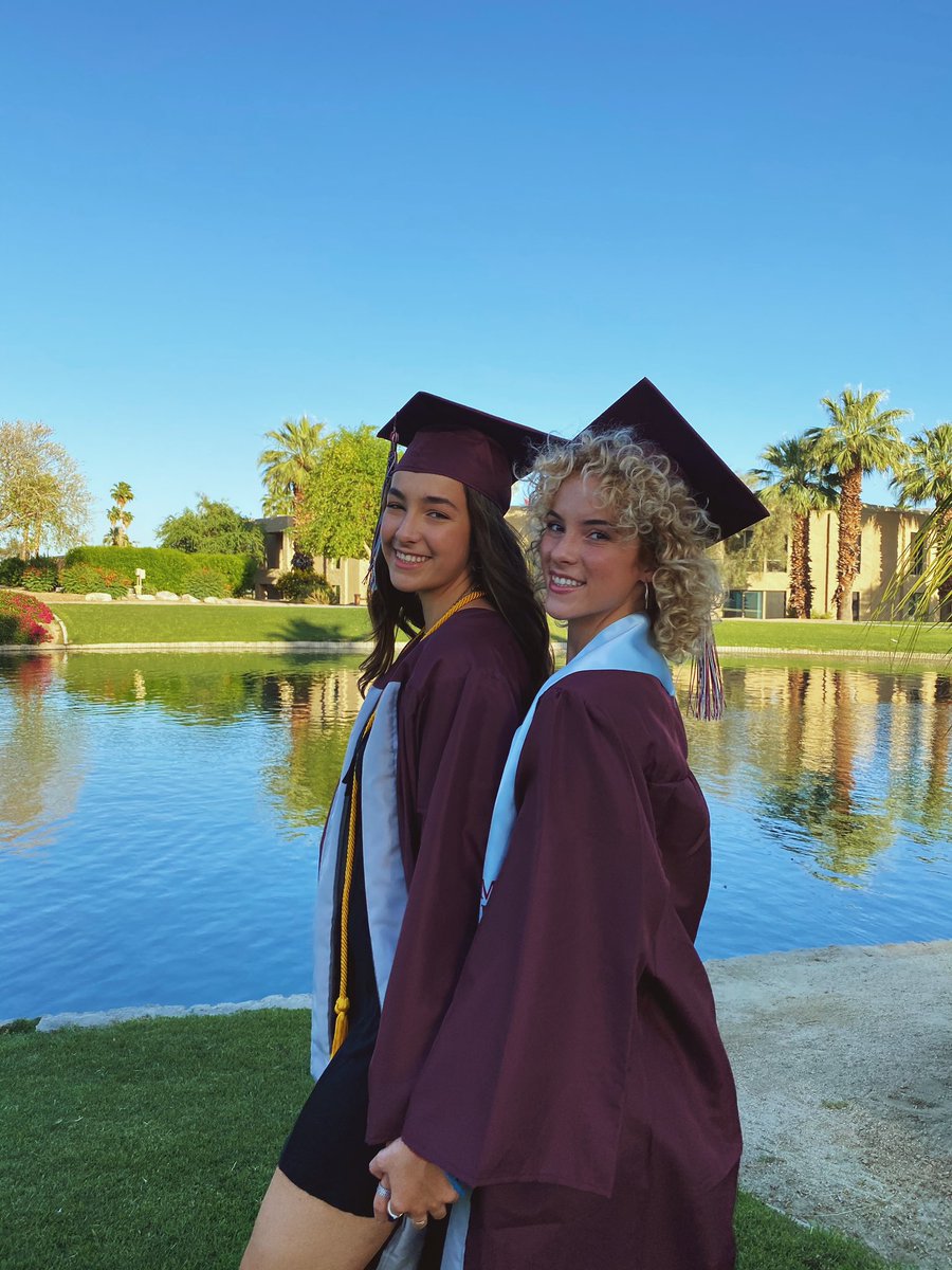 zoe_kolytiris's tweet photo. 🎓🎓🎓 https://t.co/eooRDjvdMr
