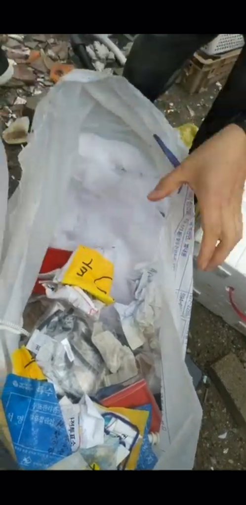 이게 왜 물류창고에서 나와