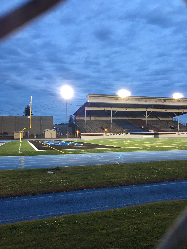 lelasing023's tweet photo. Friday night lights for the Class of 2020 at 20:20 for 20. #spiegelbergstadium #southmedford #osaa #BeTheLight #BeTheLightOR https://t.co/wHo63KHOVq