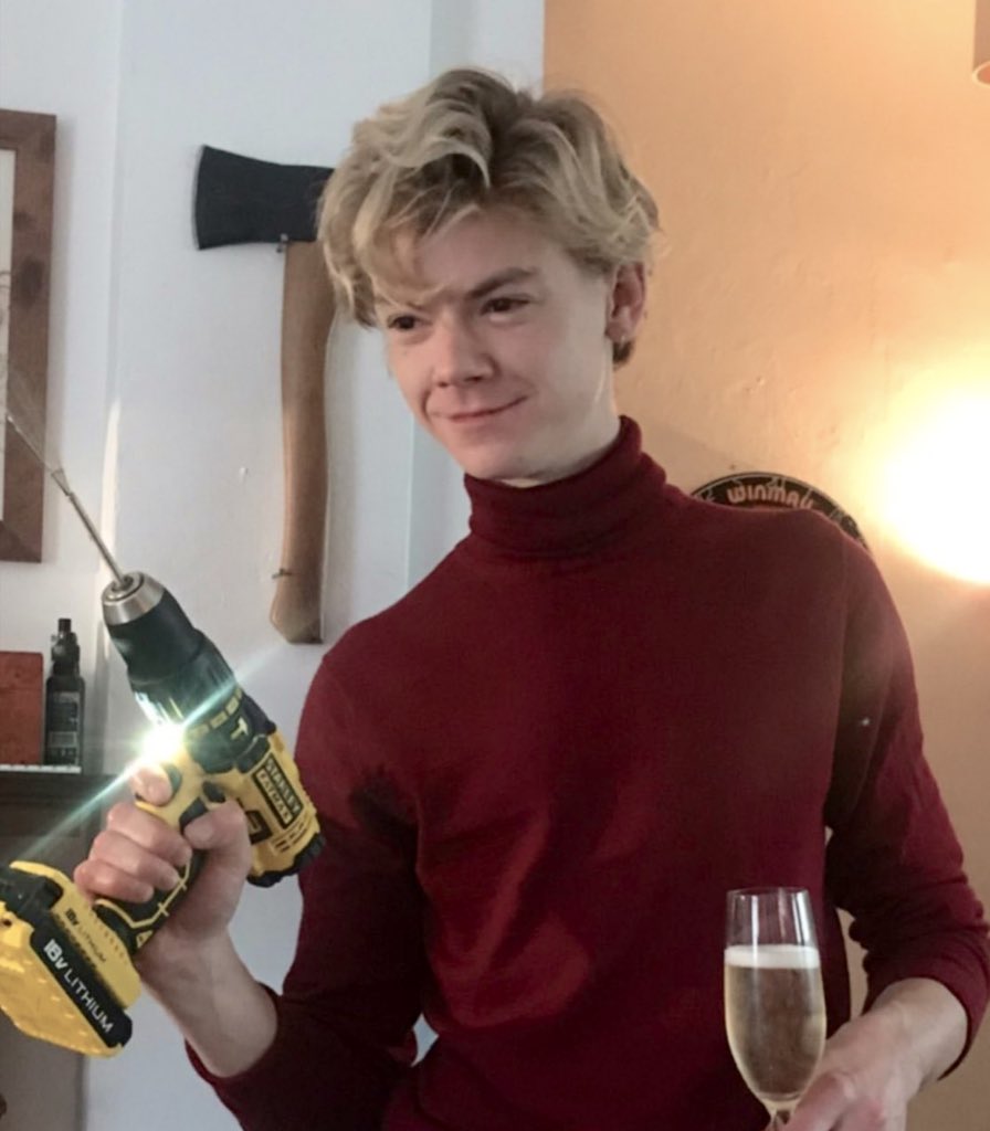 newtfitzell's tweet photo. happy birthday to this dork. i’ve loved thomas for so long and i’m so proud of him. i don’t know how he manages to make me smile just by being himself, but it’s only grown over the years. he looks so happy right now (with gzi) (even JOBLESS) and i never want that to end. + https://t.co/R8h96X65Vp