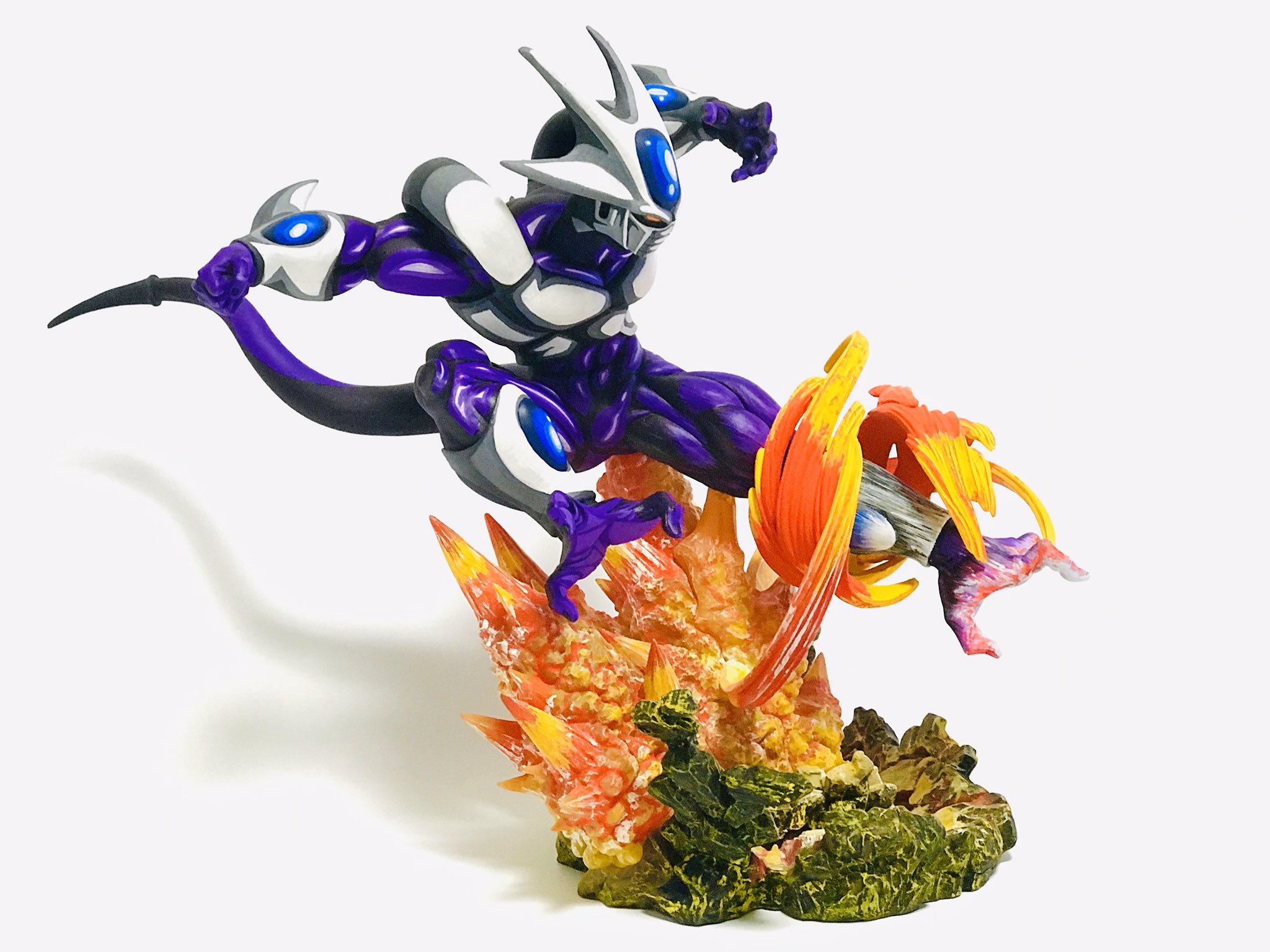 フォンガンレン このクウラカッコよすぎてやばいです 貴重なクウラ最終形態ですが こんなにも二次元塗装が映えるですね それぞれの質感が写真でも伝わってきます まさにパーフェクトな存在ですね あの映画での圧倒的絶望感が蘇ります