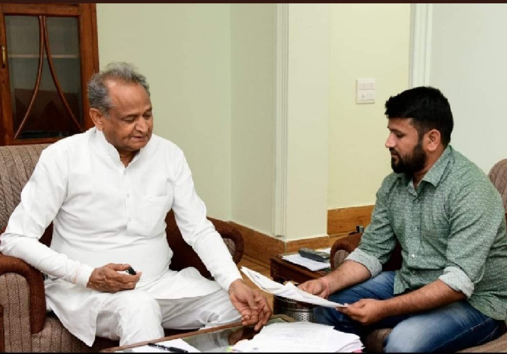 NareshK72177085's tweet photo. @Akshaymeena9694 #ldc2018_with_upenyadav    we want ldc joining please help us of getting job in ldc and you can help us to show our news in your media channel please help us.
@ashokgehlot51 
@zeerajasthan_ @News18Rajasthan https://t.co/nMPQr164NY