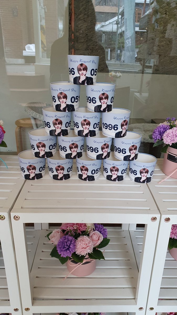 up10furi's tweet photo. @withhoneyten 고결한 왕자님 사진이 딱 반겨준 위드인라운지. 이벤트만들어주신분들 감사합니다.  항상 이쁜 허니텐들이 고결이와 함께하길 바래요. 결아 다시 축하해~🍹🍰 #고결한_민수왕자_생일축하해 https://t.co/CoQ07zK1RS