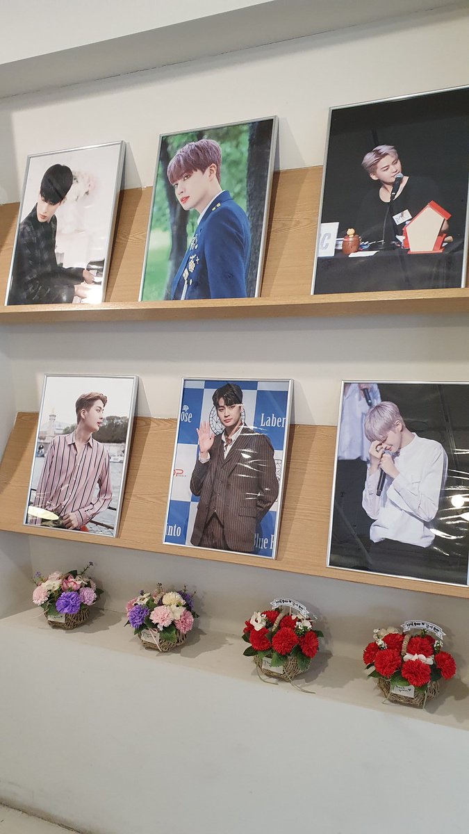 up10furi's tweet photo. @withhoneyten 고결한 왕자님 사진이 딱 반겨준 위드인라운지. 이벤트만들어주신분들 감사합니다.  항상 이쁜 허니텐들이 고결이와 함께하길 바래요. 결아 다시 축하해~🍹🍰 #고결한_민수왕자_생일축하해 https://t.co/CoQ07zK1RS