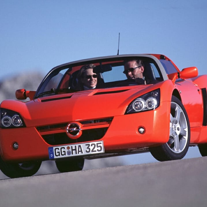 ClubLotusFrance's tweet photo. Après le Opel Speedster Concept de 1999, voici la version produite (+ de 4000 ex.) de 2001 à 2005. Un moteur, position centrale arrière, d'abord un 2,2 L atmo. 147 ch, ensuite un 2,0 L turbo 200 ch à partir de 2003. #Lotus #type111 #Opel #Speedster @Opel_France @ClubLotusFrance https://t.co/hD4Q03dpVK
