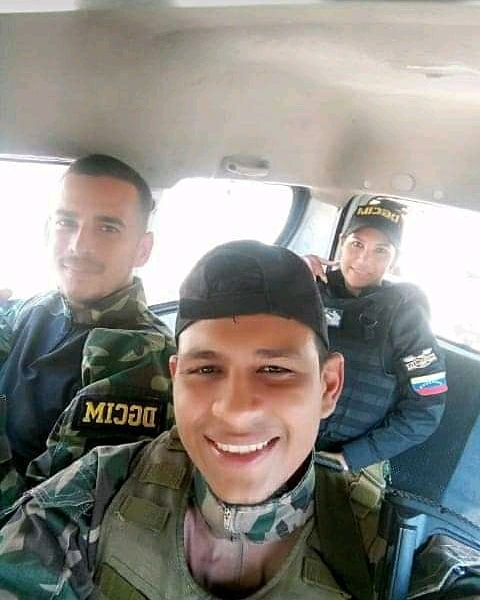 AlfonsocaroVe's tweet photo. ULTIMA HORA: El Joven Funcionrío del DGCIM Leonardo Chirinos luego ser detenido hace 20 días por el régimen de Maduro, se confirma que fue asesinado tras ser víctimas de torturas y múltiples fractura de cervical. Así lo confirmó Marisela Parra Madre del funcionario. RT MASIVO https://t.co/E5S3VlyBoM